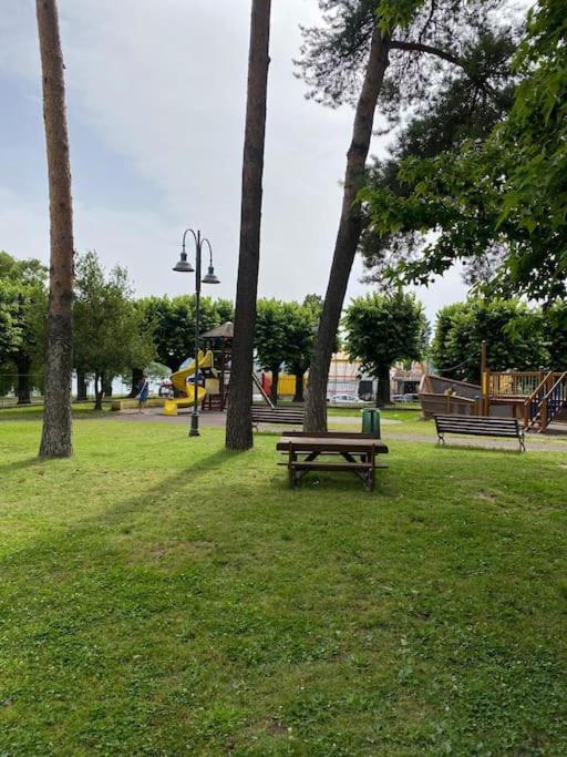 Apartamento La Casa Nel Borgo Angera Exterior foto